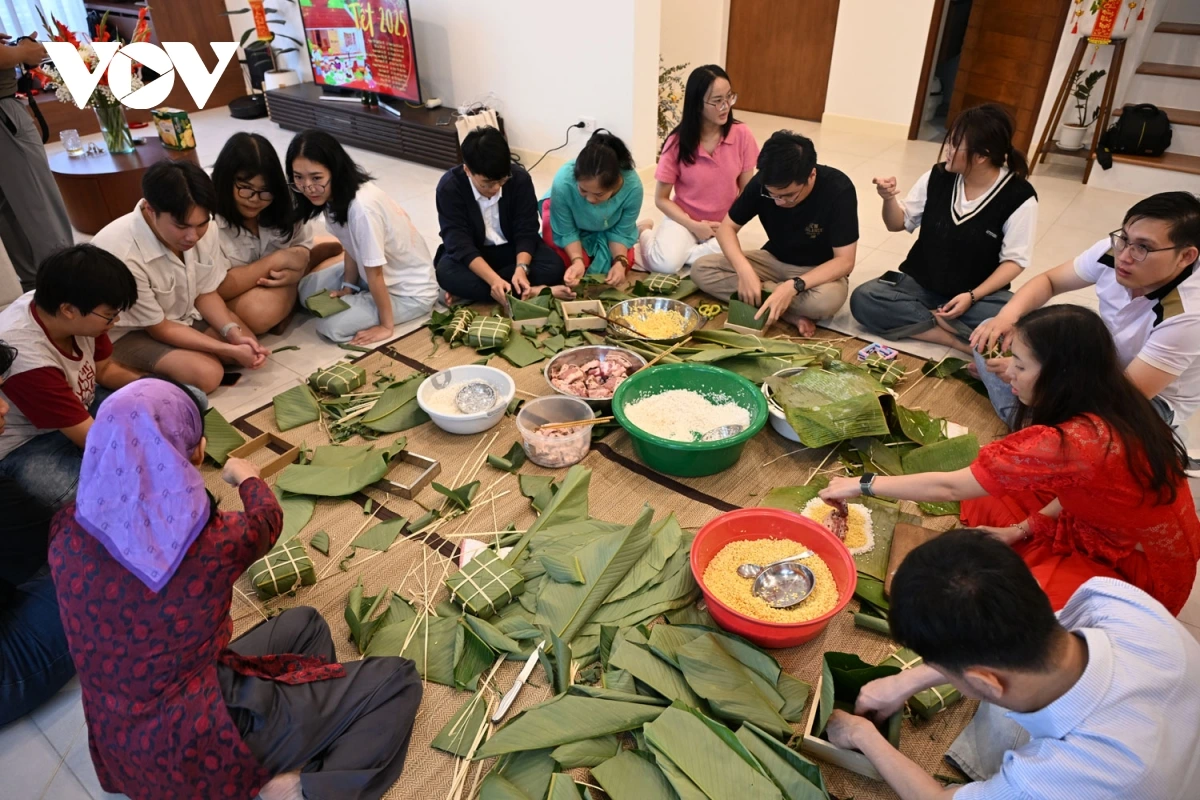 Gói bánh chưng, mở ra câu chuyện quê hương ngày Tết